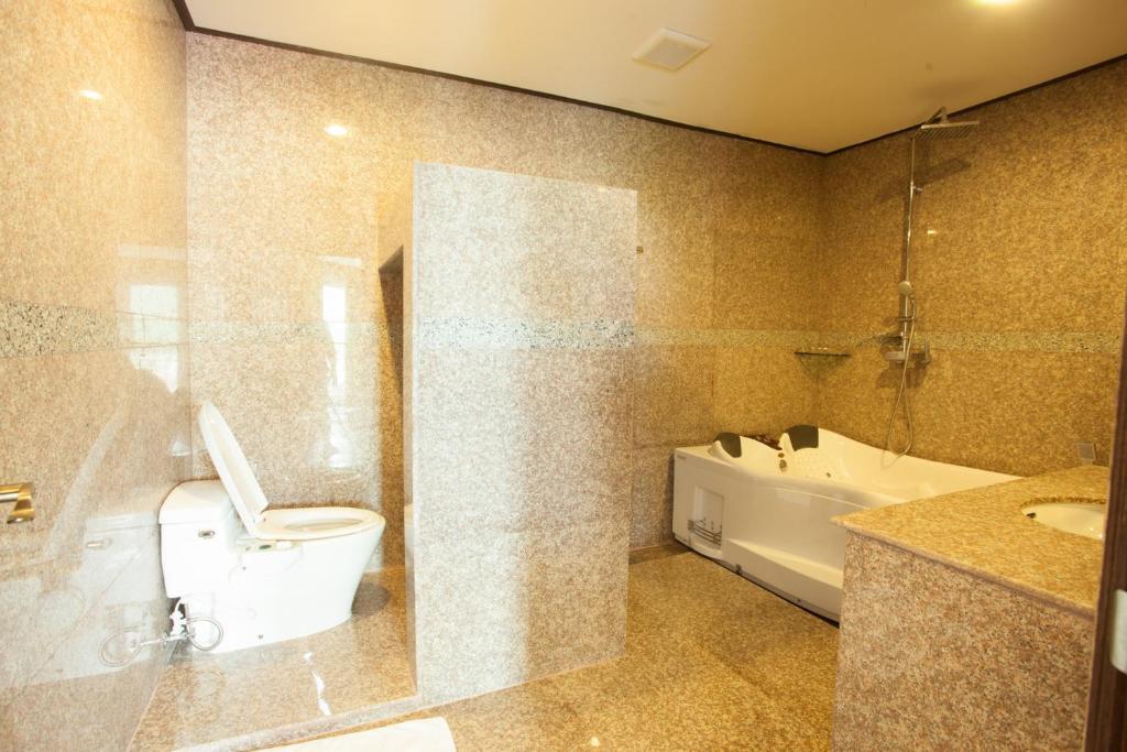 Hotel Kan กาญจนบุรี ภายนอก รูปภาพ